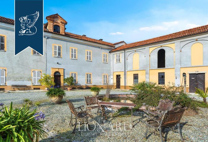 Image No.17-10 Bed Property for sale