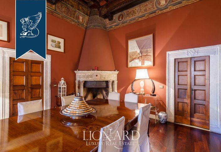 Image No.2-20 Bed Property for sale