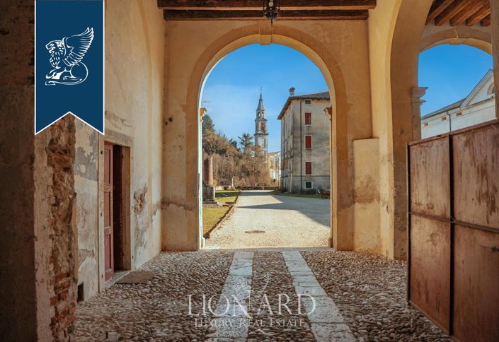 Image No.10-10 Bed Villa for sale