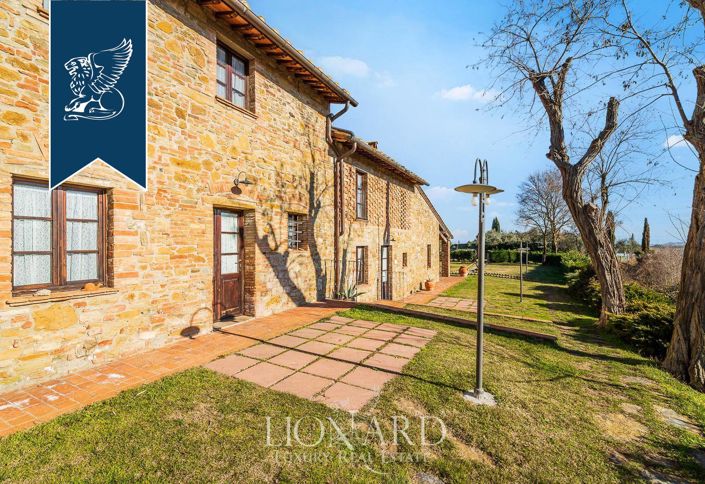 Image No.9-14 Bed Farmhouse for sale