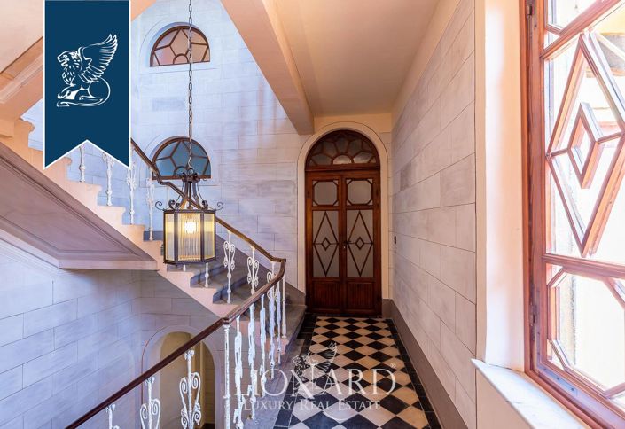 Image No.53-40 Bed Property for sale