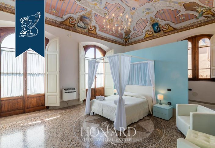 Image No.56-40 Bed Property for sale