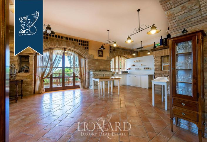 Image No.20-17 Bed Farmhouse for sale