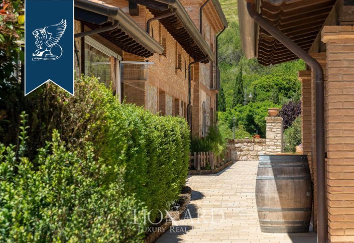 Image No.6-17 Bed Farmhouse for sale