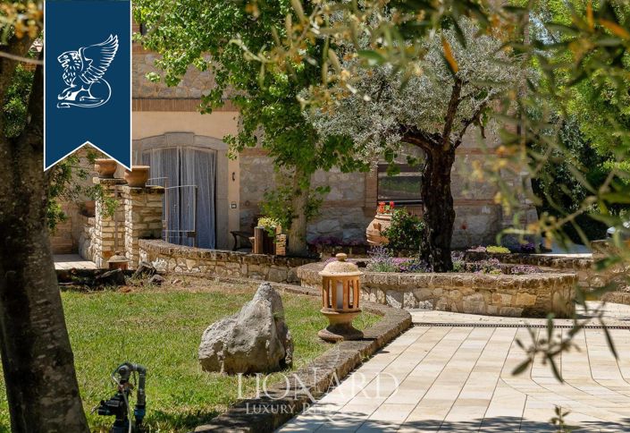 Image No.7-17 Bed Farmhouse for sale