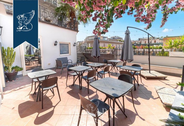 Image No.2-Un hôtel de 13 chambres à vendre à Naples