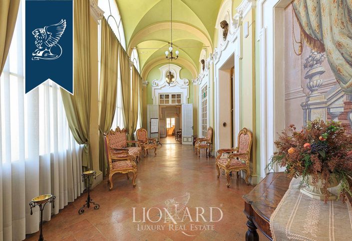 Image No.8-11 Bed Property for sale