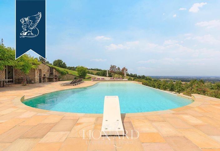 Image No.19-15 Bed Property for sale