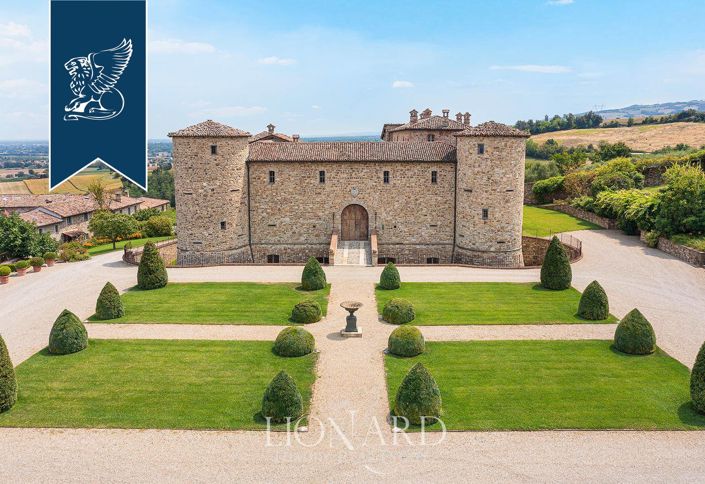 Image No.4-15 Bed Property for sale