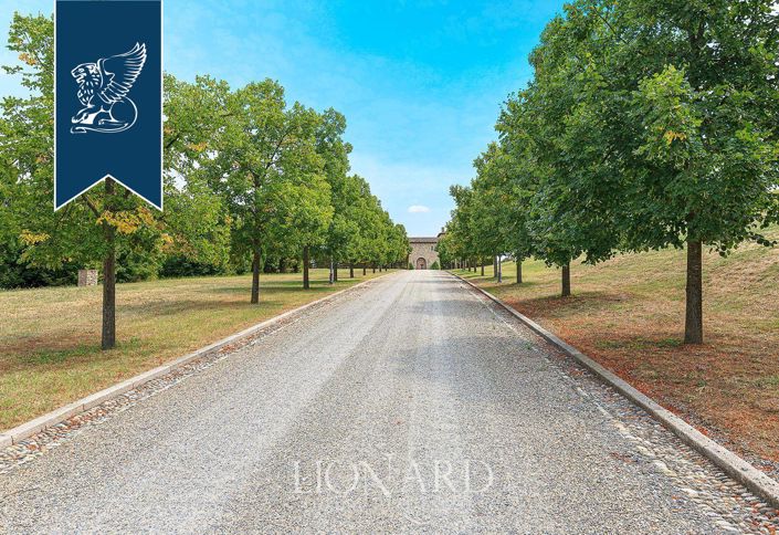 Image No.8-15 Bed Property for sale