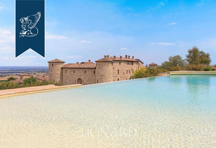 Image No.16-15 Bed Property for sale