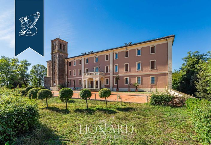 Image No.11-38 Bed Property for sale