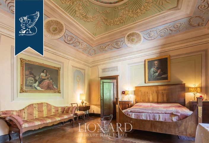 Image No.12-8 Bed Property for sale