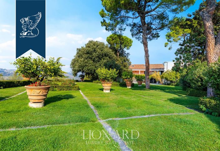 Image No.9-8 Bed Villa for sale