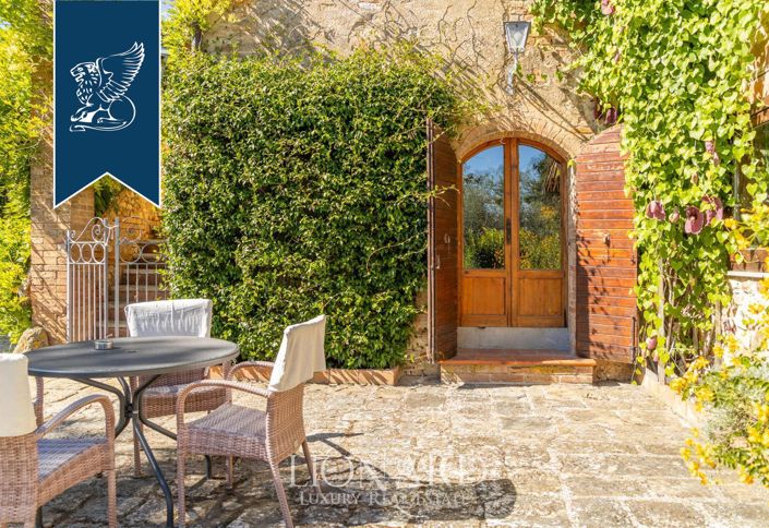 Image No.9-13 Bed Farmhouse for sale