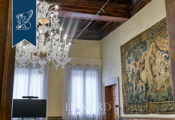 Image No.15-40 Bed Property for sale