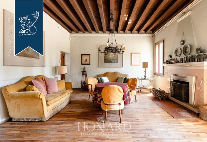 Image No.10-9 Bed Villa for sale