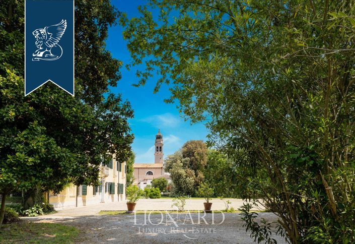 Image No.7-9 Bed Villa for sale