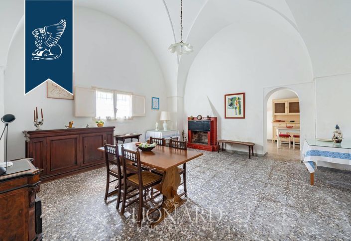 Image No.16-14 Bed Property for sale