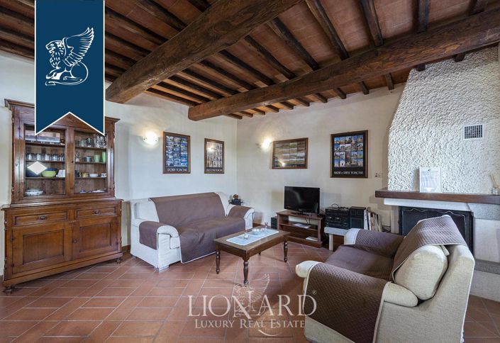 Image No.20-10 Bed Farmhouse for sale