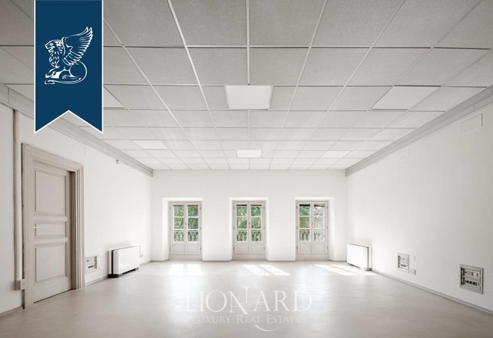 Image No.12-5 Bed Property for sale