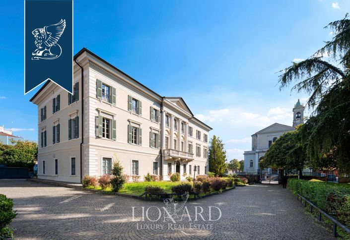 Image No.2-5 Bed Property for sale