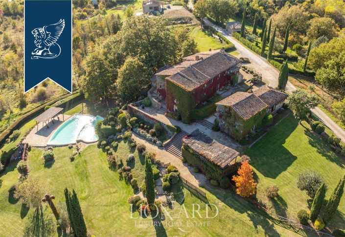 Image No.5-8 Bed Farmhouse for sale