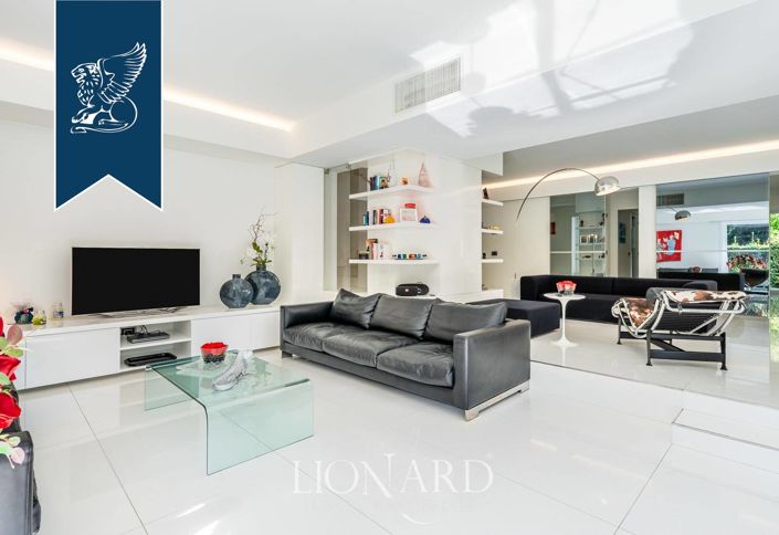 Image No.10-8 Bed Villa for sale