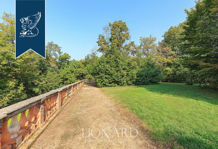 Image No.17-10 Bed Property for sale