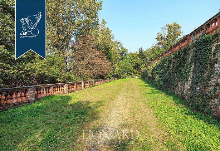 Image No.18-10 Bed Property for sale