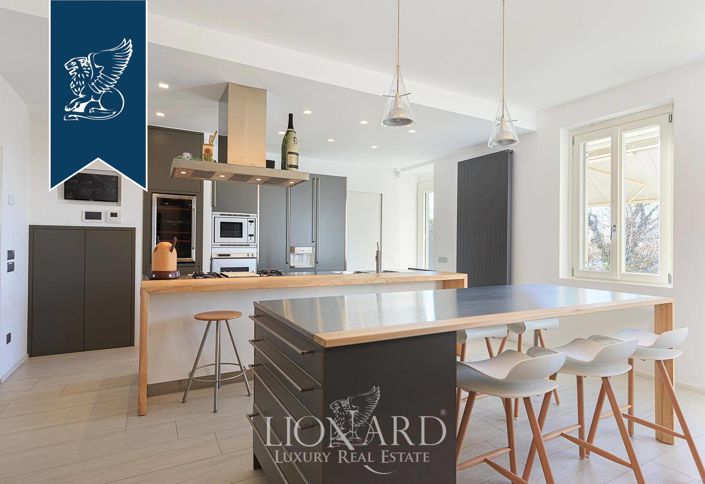 Image No.17-11 Bed Villa for sale