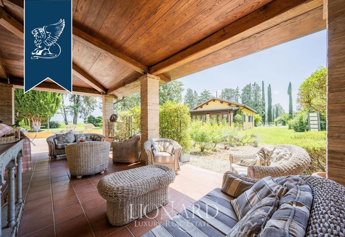 Image No.19-18 Bed Hotel for sale