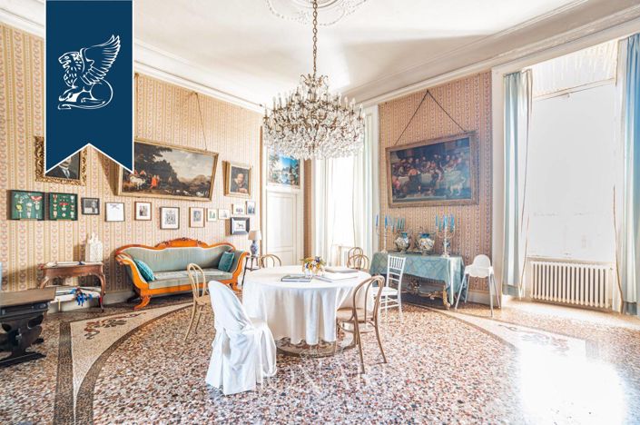 Image No.11-5 Bed Property for sale