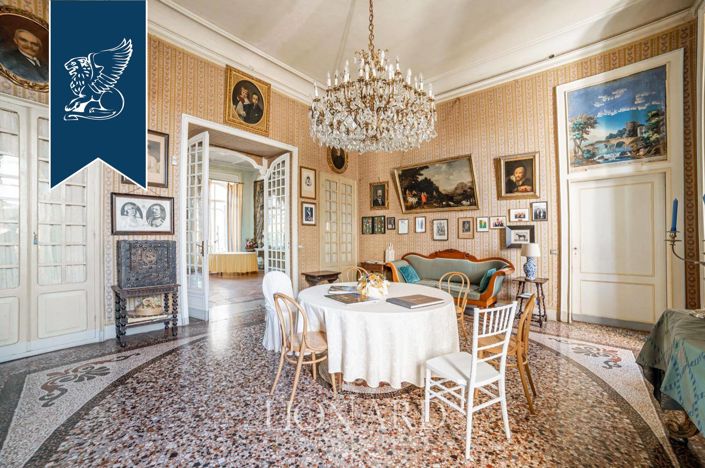 Image No.12-5 Bed Property for sale