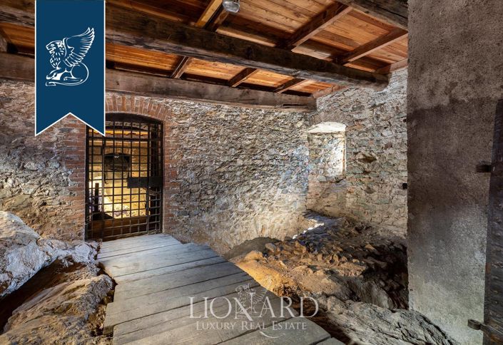 Image No.22-11 Bed Property for sale