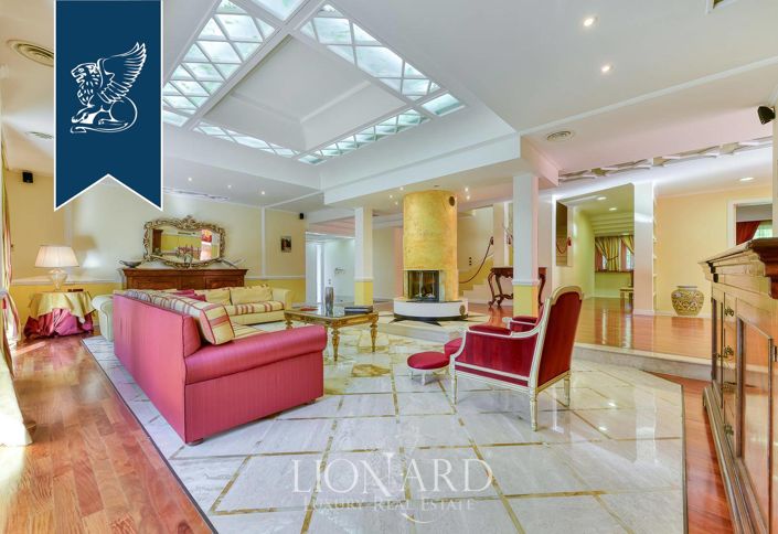 Image No.8-7 Bed Villa for sale