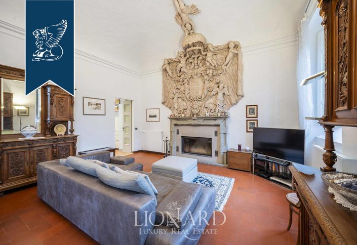 Image No.10-8 Bed Villa for sale