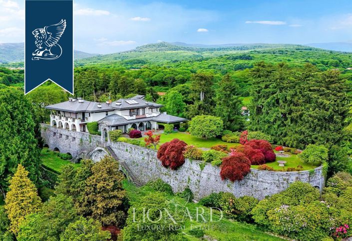 Designer villa by Luigi Vietti, with park and pool in Biella