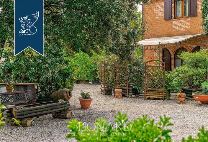 Image No.18-10 Bed Farmhouse for sale