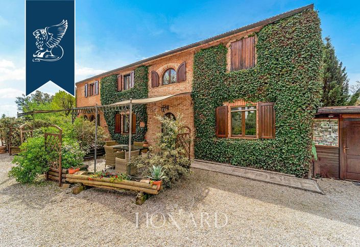 Image No.4-10 Bed Farmhouse for sale