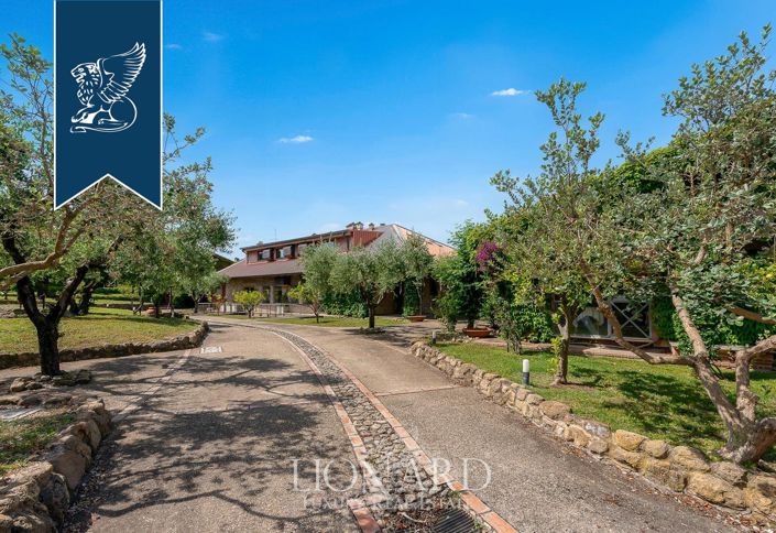 Image No.6-31 Bed Farmhouse for sale