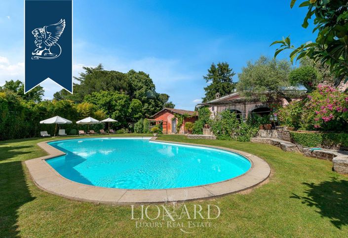 Image No.9-8 Bed Villa for sale