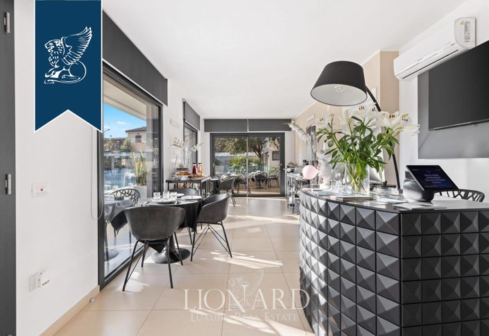 Image No.10-6 Bed Property for sale