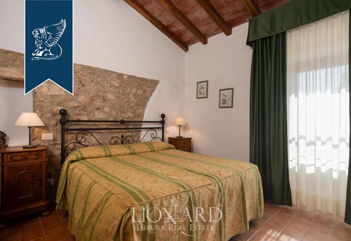 Image No.26-18 Bed Farmhouse for sale