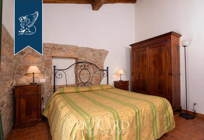 Image No.28-18 Bed Farmhouse for sale