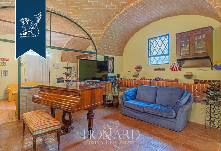 Image No.20-10 Bed Farmhouse for sale