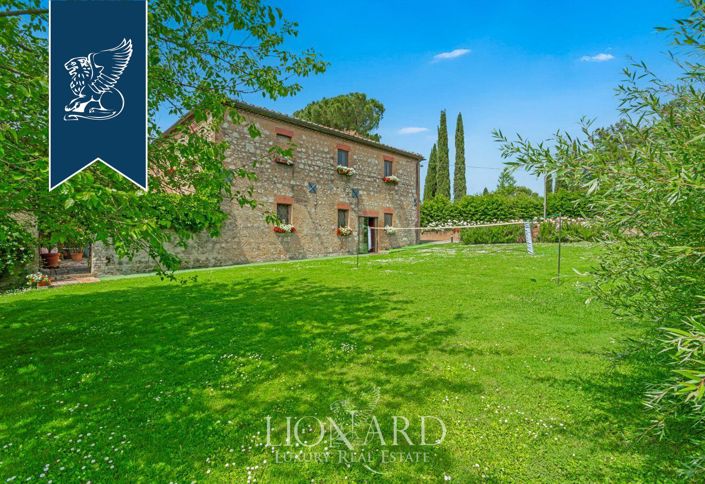 Image No.8-10 Bed Farmhouse for sale