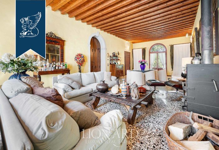 Image No.6-8 Bed Villa for sale