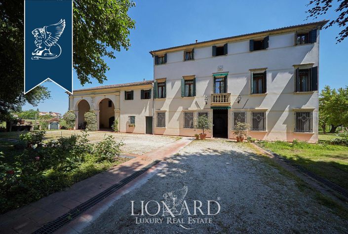 Image No.10-6 Bed Villa for sale