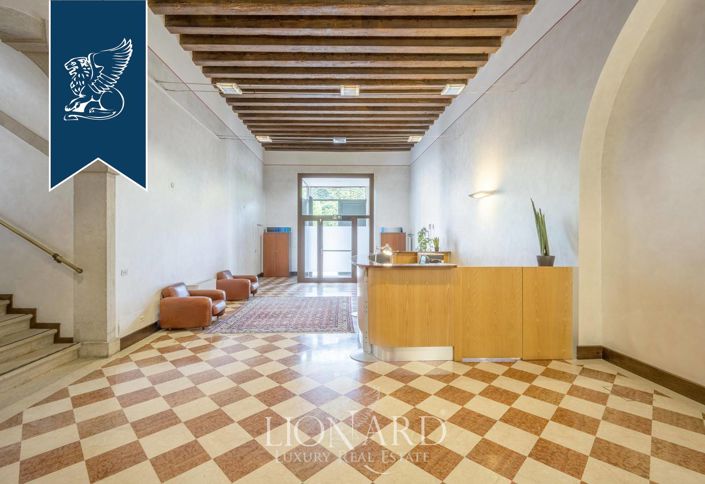 Image No.16-8 Bed Property for sale